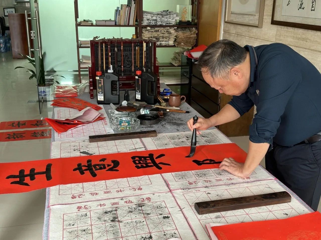 笔墨迎春，龙年赠福——OD体育官网开展写春联活动